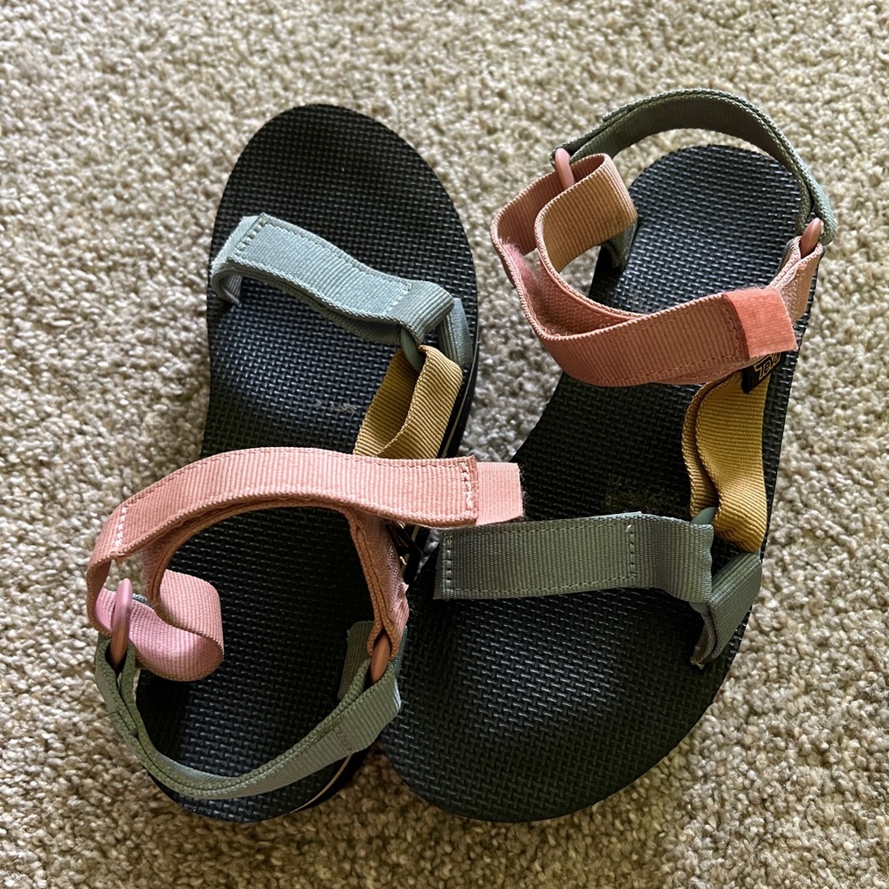 Platform Tevas size 7.5